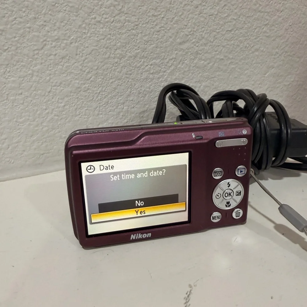 Nikon Coolpix S210 Digital Camera 10MP 3x Zoom Red Tested Working w Charger